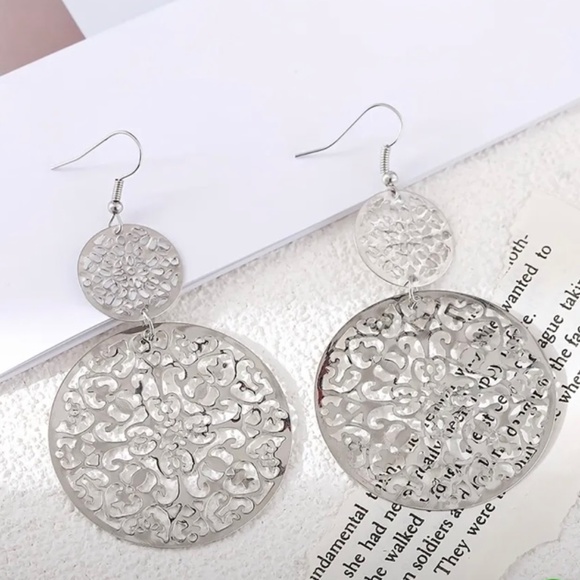 Women’s brand new-never worn silver-toned super lightweight filigree earrings - Picture 3 of 4